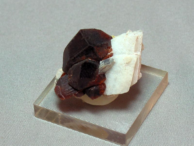 Garnet on Albite